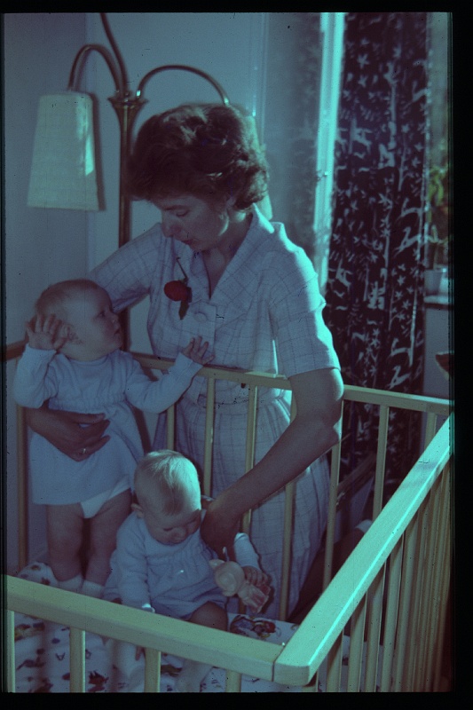 49.Delft mei 1964 Mama,Brigitte,Marion.JPG